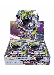 Cartes à collectionner Pokémon en display, featuring artwork japonais et motifs violets, prêt à exposer en vitrine.