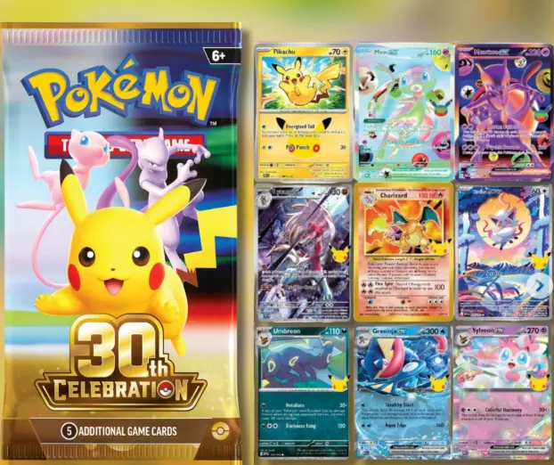Ensemble de cartes Pokémon et du display « 30th Celebration », montrant Pikachu en avant et plusieurs boosters illustrés à droite.